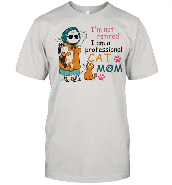 Im not retired I am a professional cat mom shirt Classic Men's T-shirt