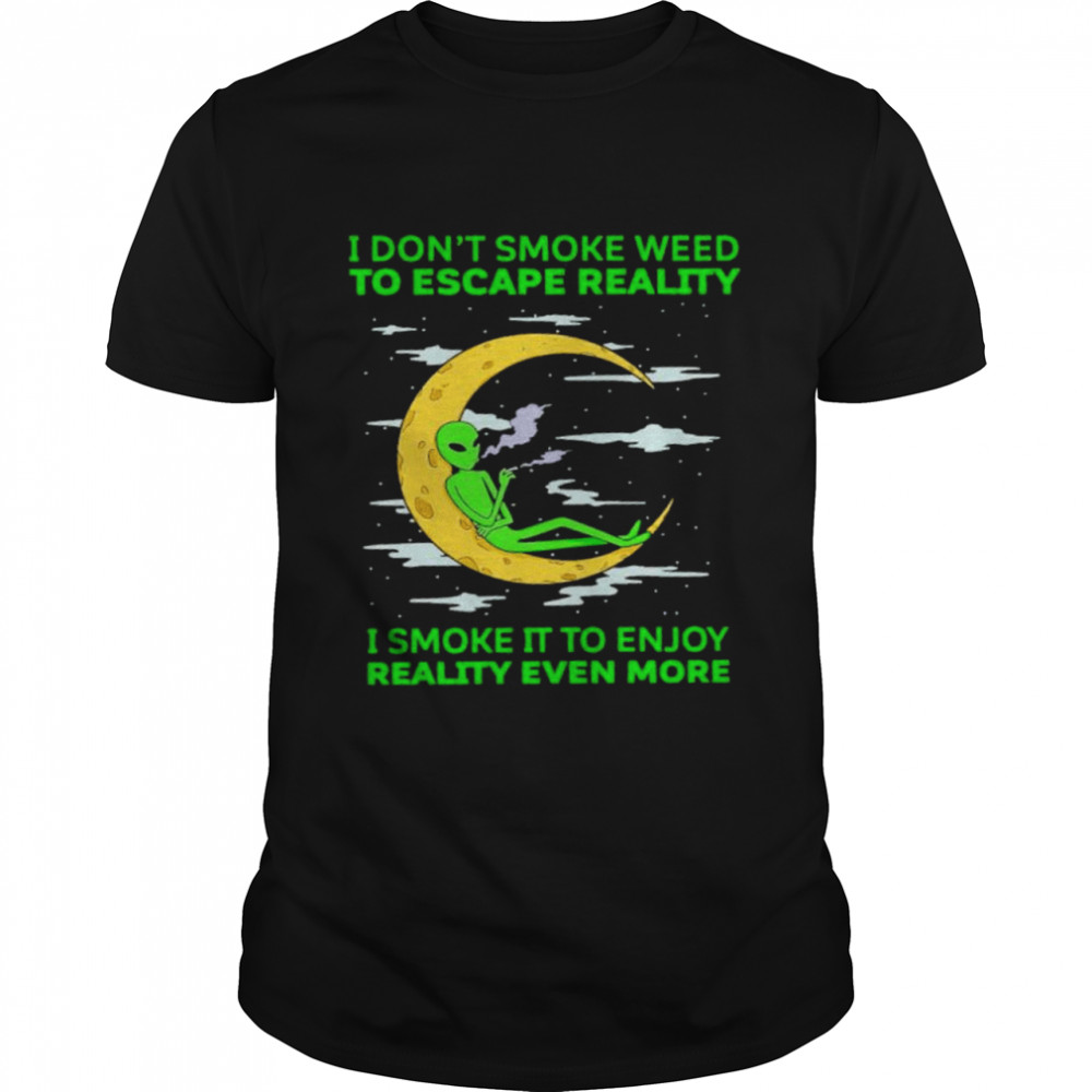 Alien I don’t smoke weed to escape reality shirt Classic Men's T-shirt