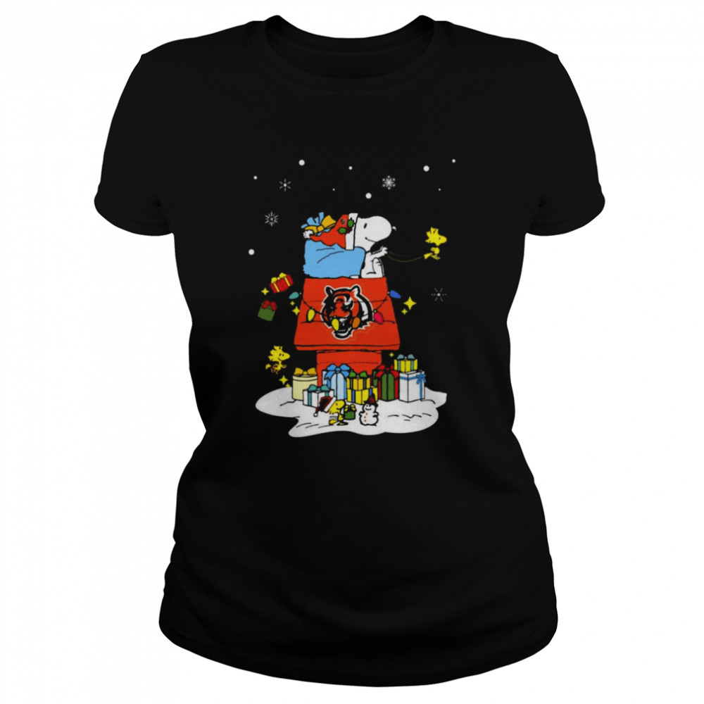 Cincinnati Bengals Santa Snoopy Wish You A Merry Christmas 2022 Classic Women's T-shirt