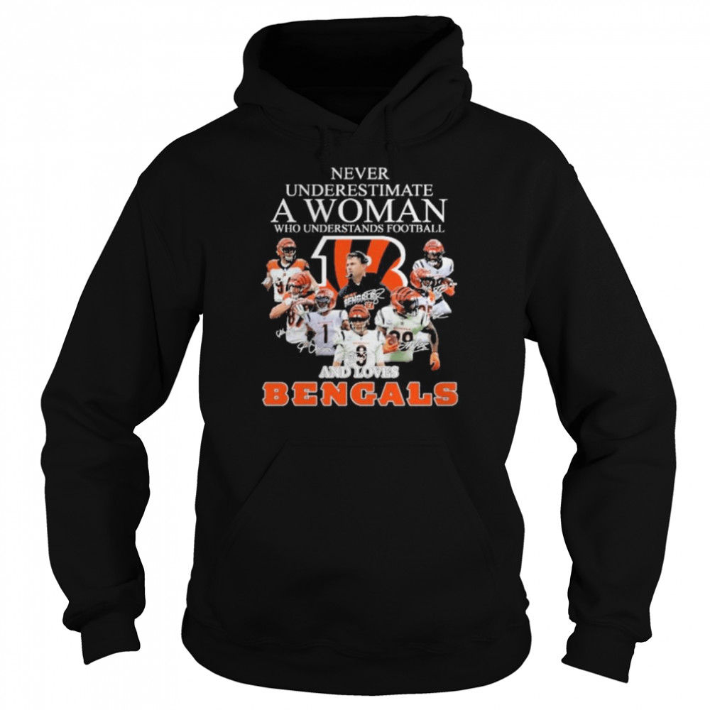 never underestimate a woman who understands football and loves cincinnati bengals signatures 2022 shirt Unisex Hoodie