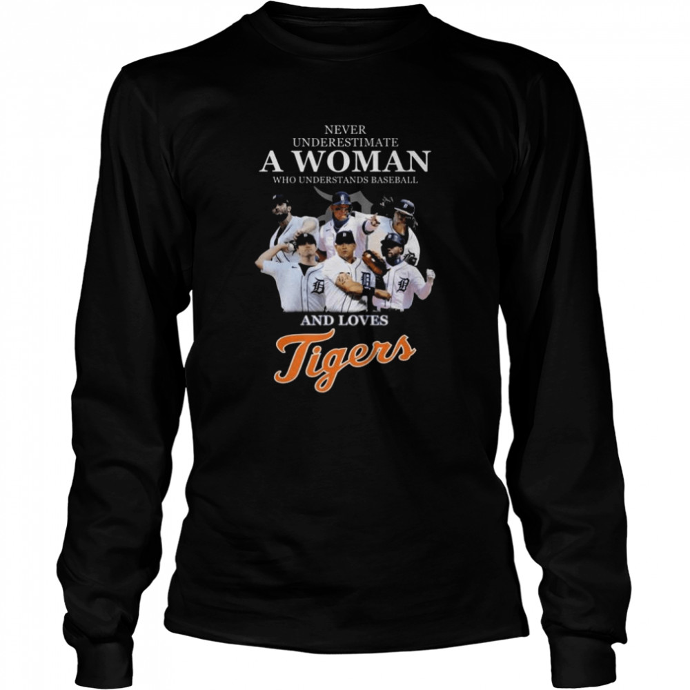 Never underestimate a woman who understands baseball and loves Detroit Tigers 2022 shirt Long Sleeved T-shirt