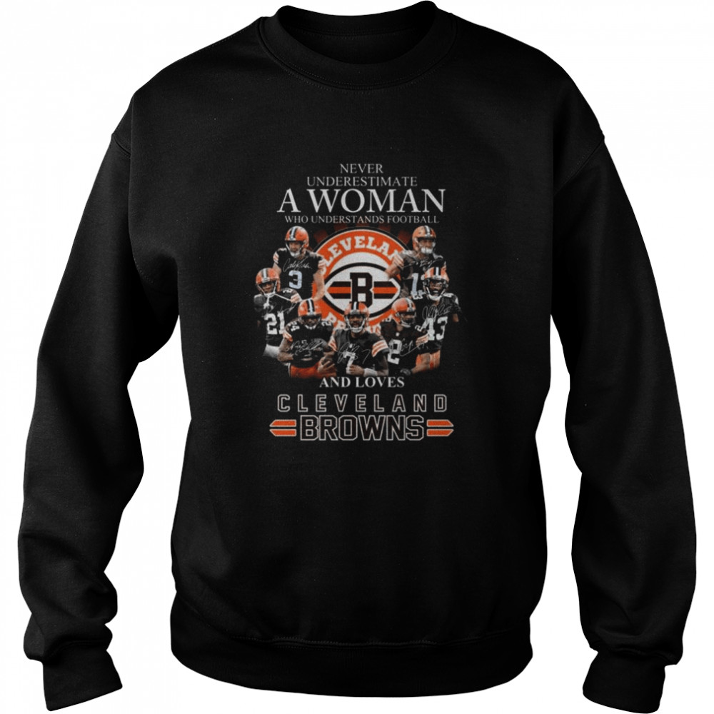 Never underestimate a woman who understands football and loves Cleveland Browns signatures 2022 shirt Unisex Sweatshirt