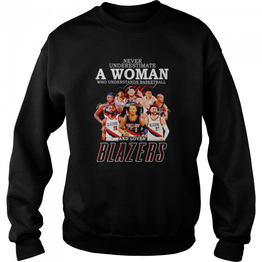 Never underestimate a woman who understands basketball and loves Blazers signatures T-shirt Unisex Sweatshirt