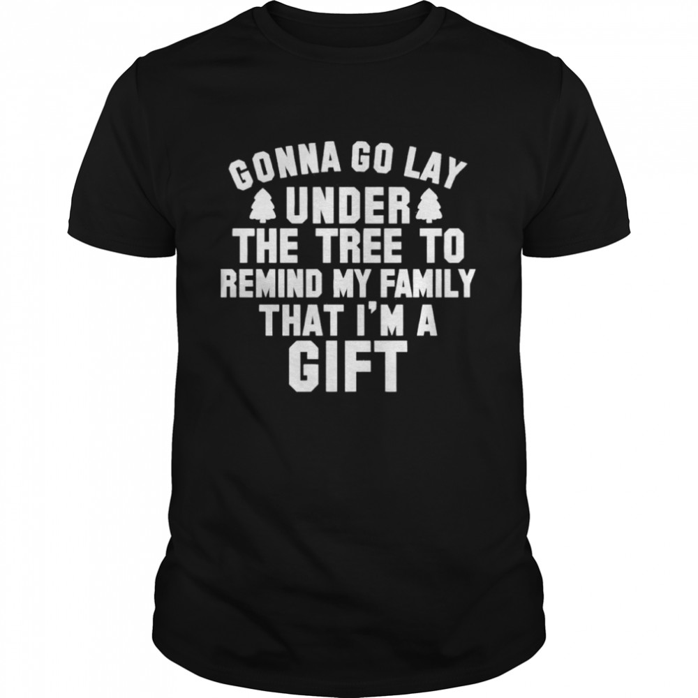 Gonna go lay under the tree to remind my family that I’m a gift Christmas shirt Classic Men's T-shirt